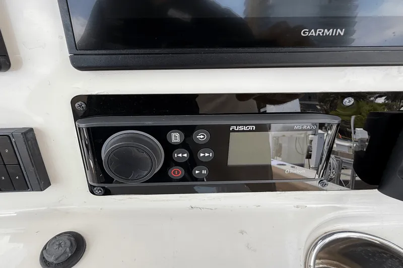 Slide: The Image of NauticStar 2602 L 2019 - 16