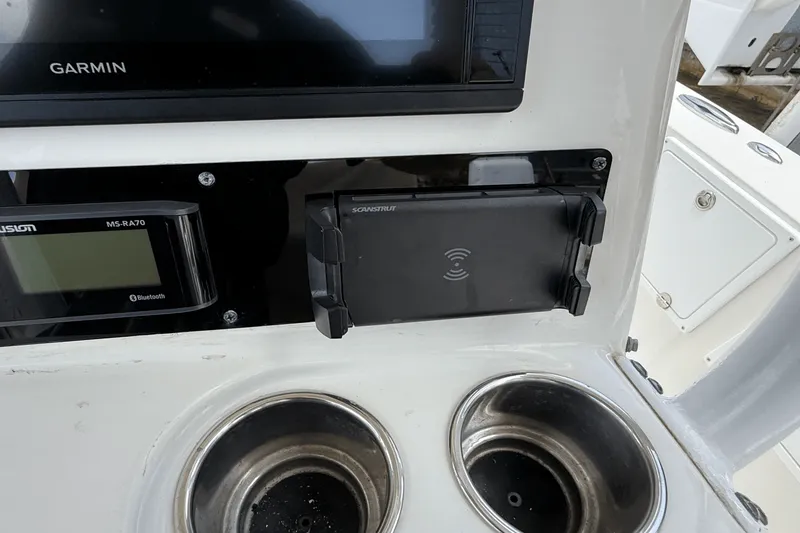 Slide: The Image of NauticStar 2602 L 2019 - 17