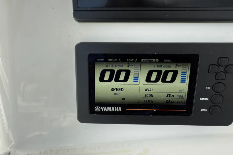 Slide: The Image of NauticStar 2602 L 2019 - 18