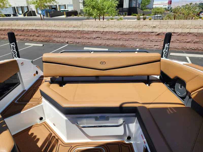 Slide: The Image of Cobalt Boats R8 SURF 2026 - 33