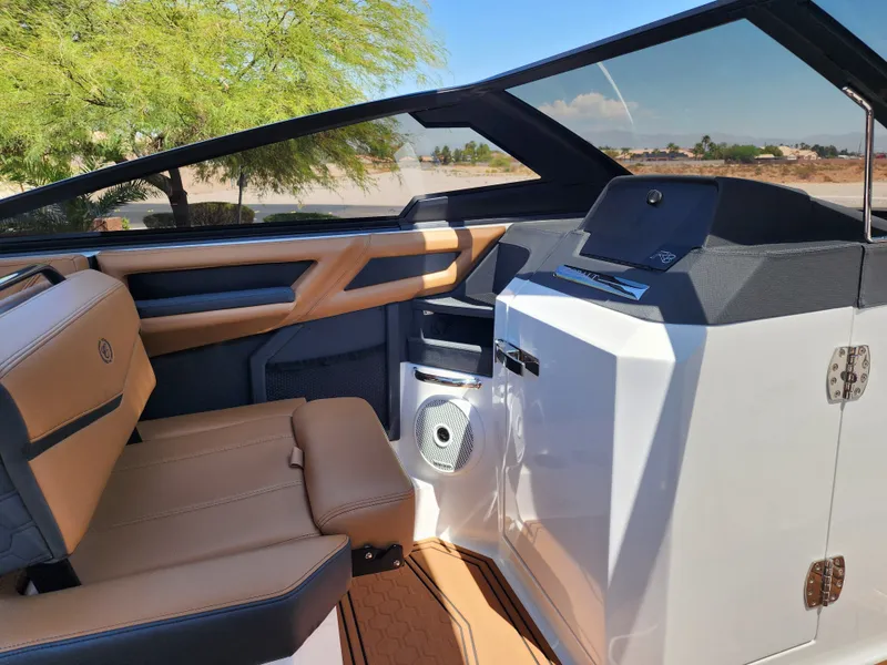 Slide: The Image of Cobalt Boats R8 SURF 2026 - 28