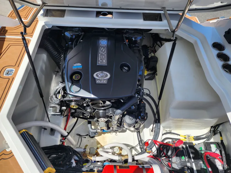 Slide: The Image of Cobalt Boats R8 SURF 2026 - 36