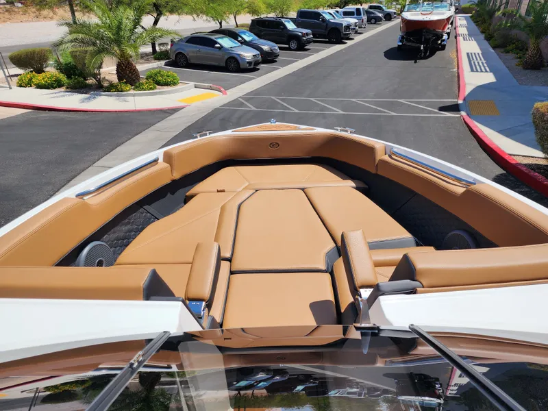 Slide: The Image of Cobalt Boats R8 SURF 2026 - 18