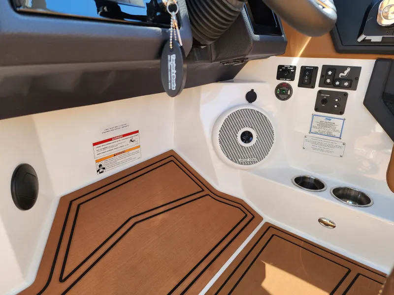Slide: The Image of Cobalt Boats R8 SURF 2026 - 25