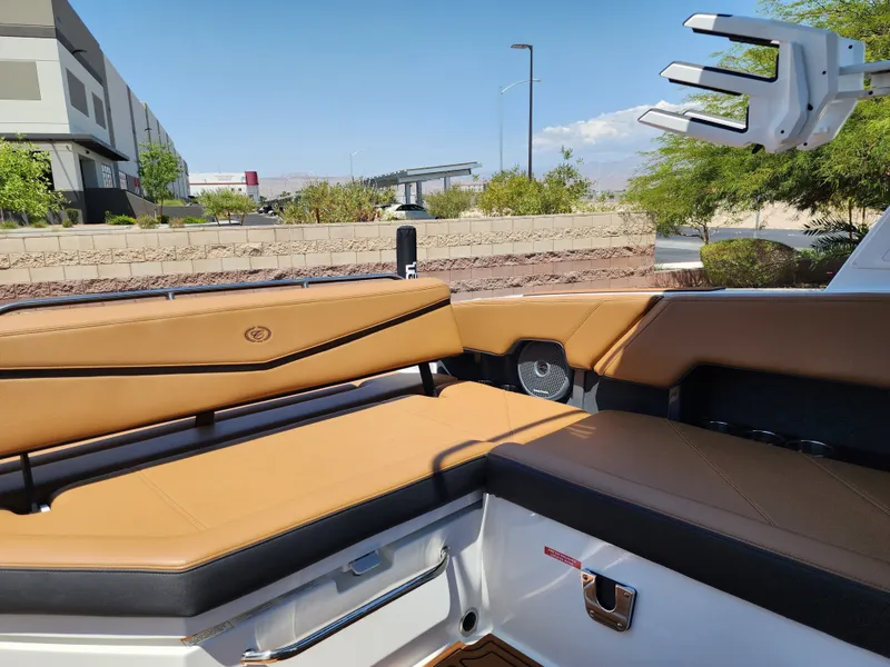 Slide: The Image of Cobalt Boats R8 SURF 2026 - 32