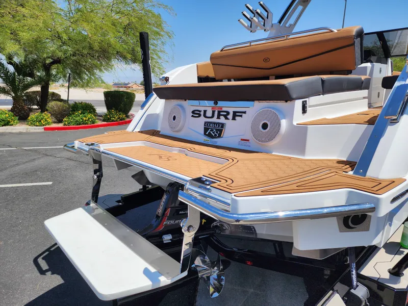 Slide: The Image of Cobalt Boats R8 SURF 2026 - 10