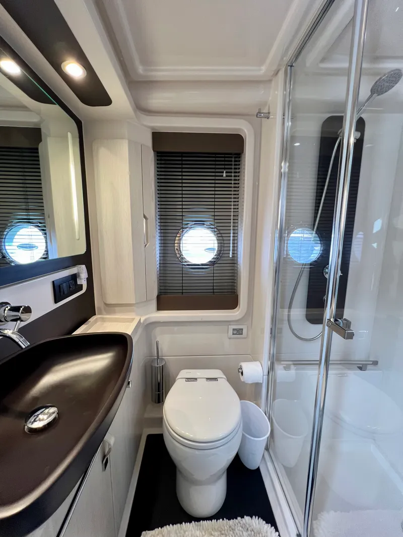 Slide: The Image of Azimut 50 FLYBRIDGE 2019 - 77