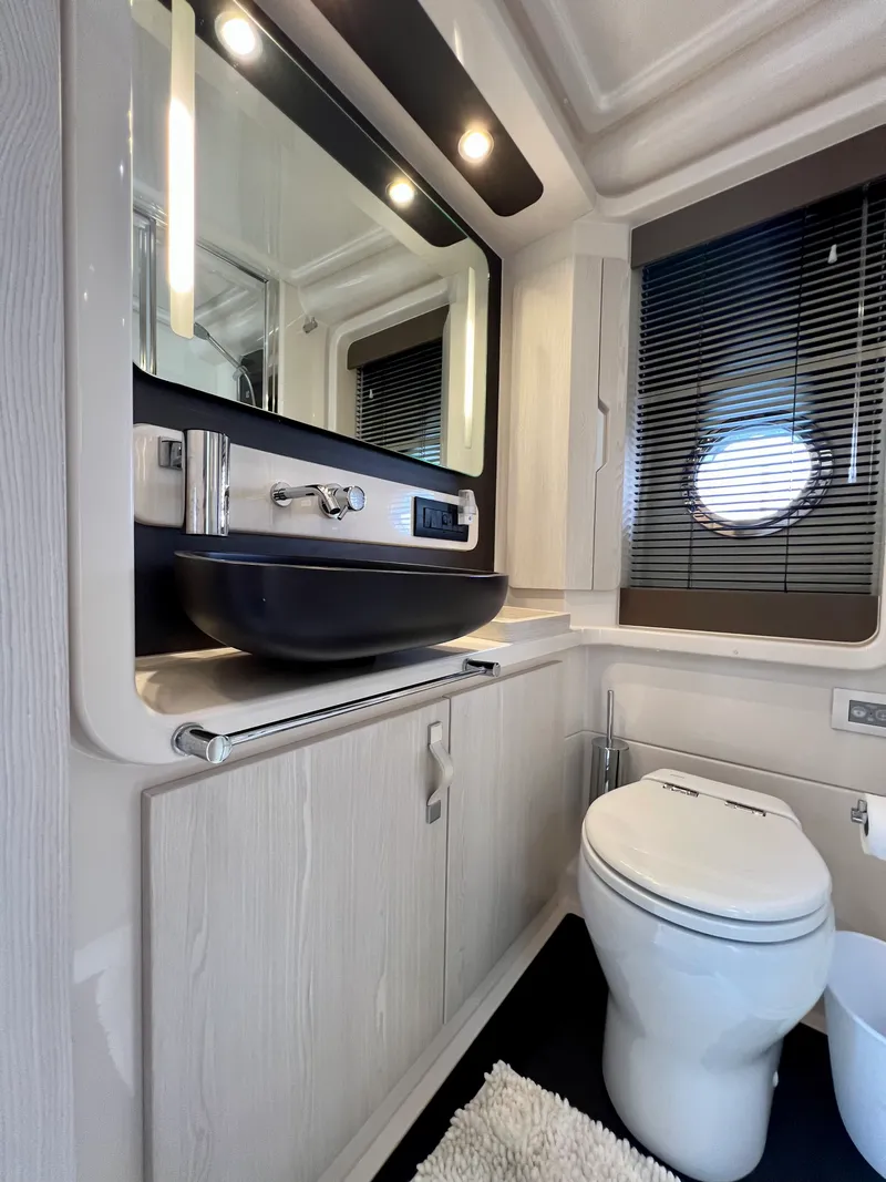 Slide: The Image of Azimut 50 FLYBRIDGE 2019 - 78