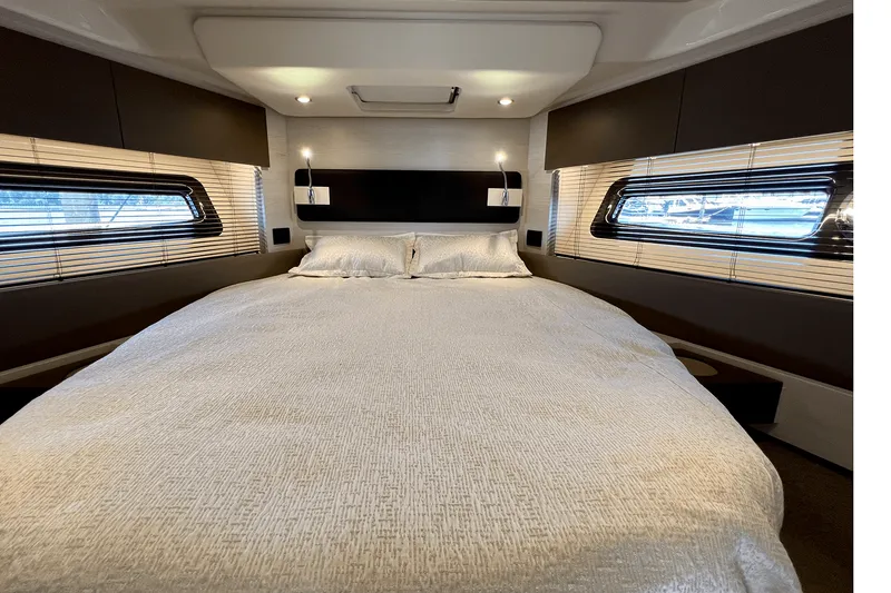 Slide: The Image of Azimut 50 FLYBRIDGE 2019 - 90