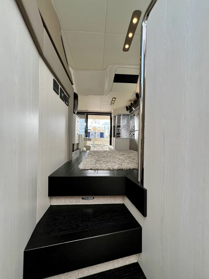 Slide: The Image of Azimut 50 FLYBRIDGE 2019 - 84