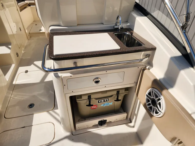 Slide: The Image of Scout 255 DORADO 2022 - 13