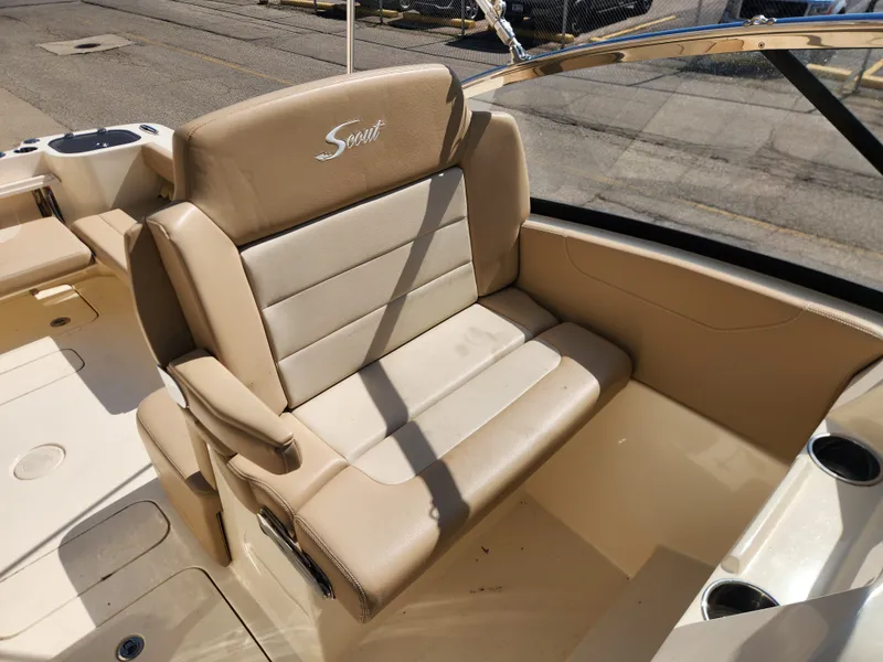 Slide: The Image of Scout 255 DORADO 2022 - 17