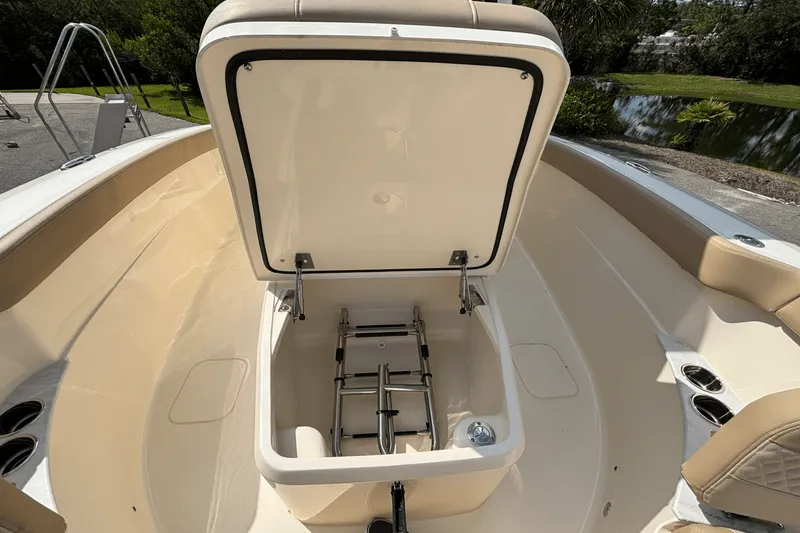 Slide: The Image of Scout 260 LXF 2025 - 12