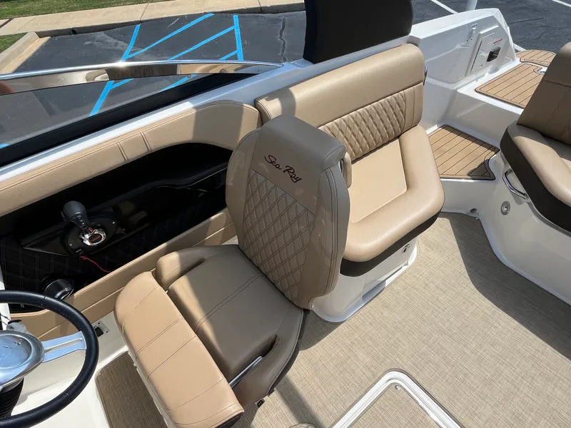 Slide: The Image of Sea Ray 230 SLX 2019 - 8