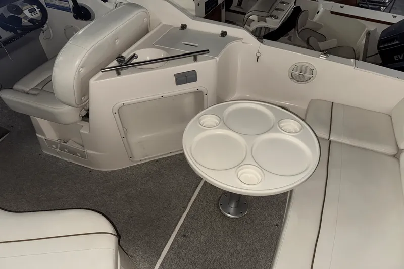 Slide: The Image of Rinker 250 FIESTA VEE 2004 - 2