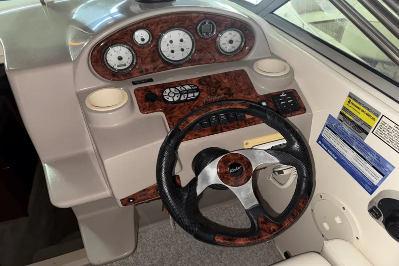 Slide: The Image of Rinker 250 FIESTA VEE 2004 - 6