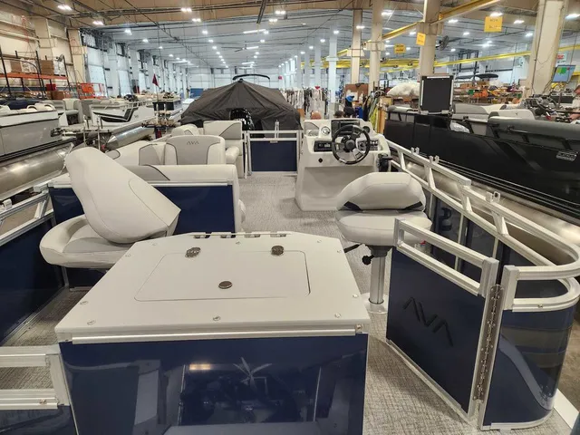 Slide: The Image of Avalon 1980 23 Venture Rear Fish 2026 - 10