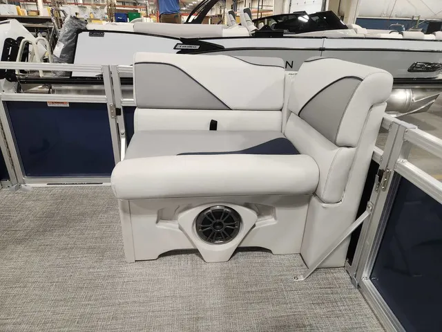 Slide: The Image of Avalon 1980 23 Venture Rear Fish 2026 - 13