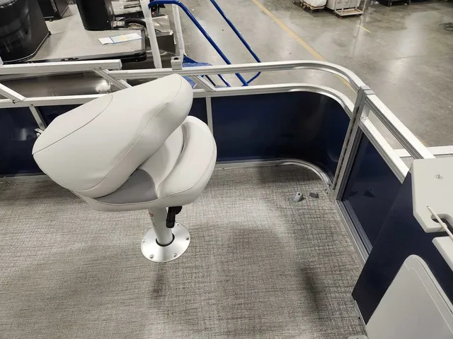 Slide: The Image of Avalon 1980 23 Venture Rear Fish 2026 - 15