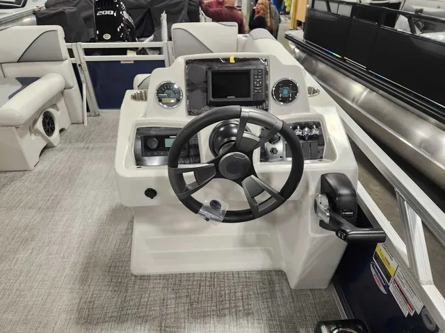 Slide: The Image of Avalon 1980 23 Venture Rear Fish 2026 - 16
