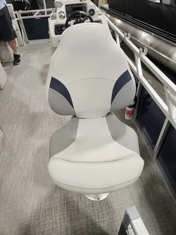 Slide: The Image of Avalon 1980 23 Venture Rear Fish 2026 - 20