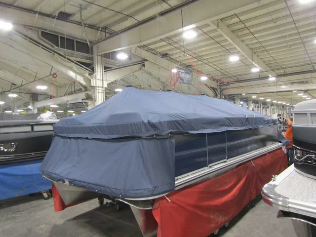 Slide: The Image of Avalon 1980 23 Venture Rear Fish 2026 - 8