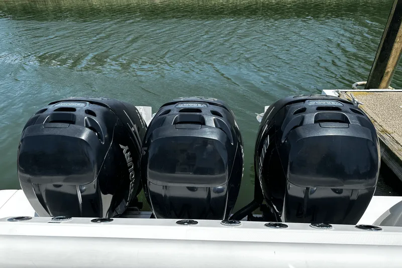 Slide: The Image of Boston Whaler 370 OUTRAGE 2016 - 10