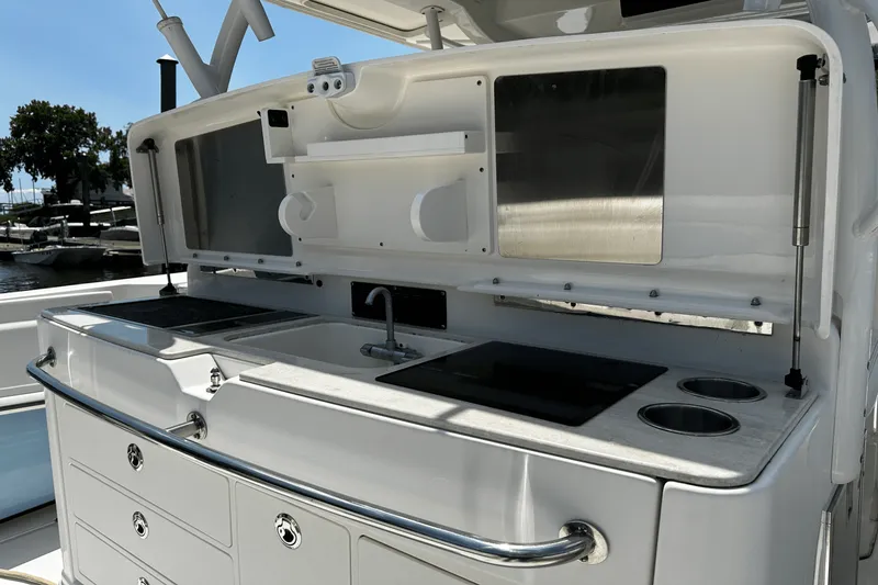 Slide: The Image of Boston Whaler 370 OUTRAGE 2016 - 17