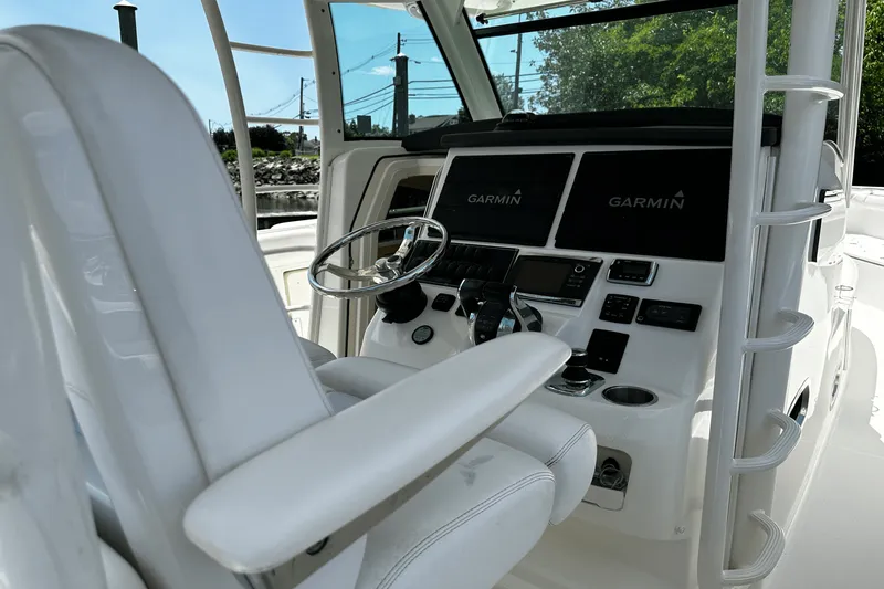 Slide: The Image of Boston Whaler 370 OUTRAGE 2016 - 22