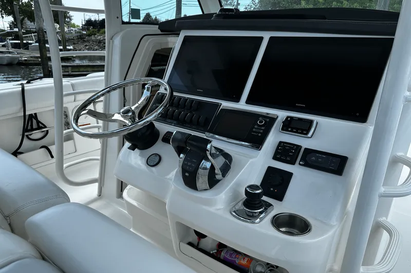 Slide: The Image of Boston Whaler 370 OUTRAGE 2016 - 23
