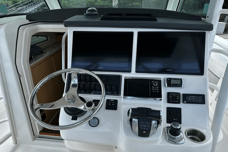 Slide: The Image of Boston Whaler 370 OUTRAGE 2016 - 24