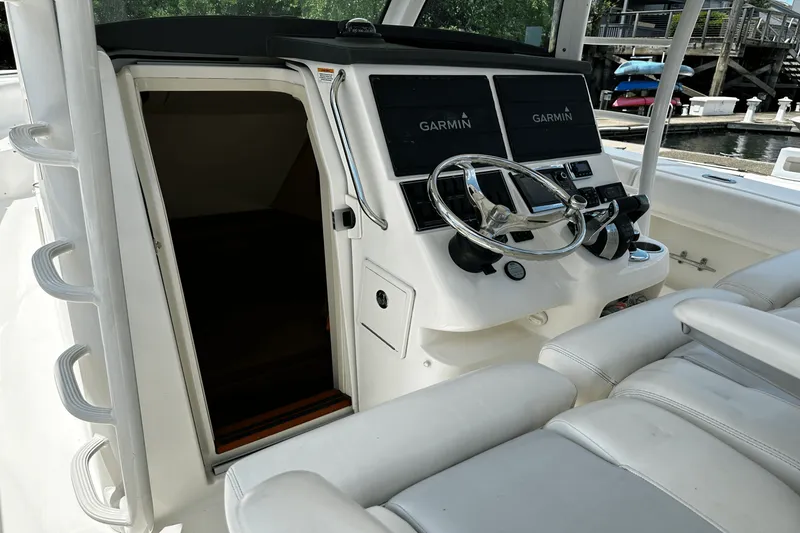 Slide: The Image of Boston Whaler 370 OUTRAGE 2016 - 28
