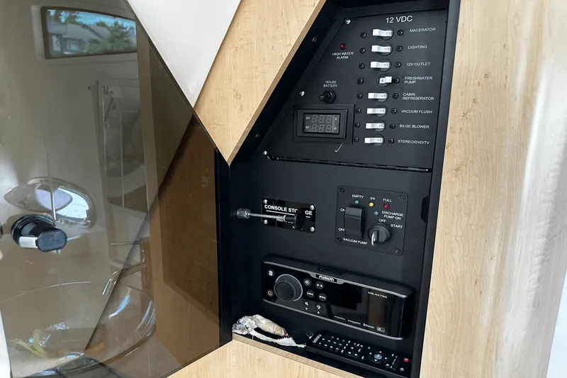 Slide: The Image of Boston Whaler 370 OUTRAGE 2016 - 33