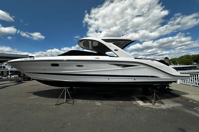 The Image of Sea Ray 310 SLX 2021 - 0