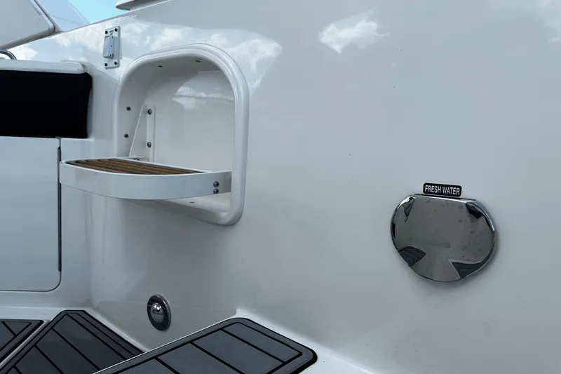 Slide: The Image of Sea Ray 310 SLX 2021 - 10