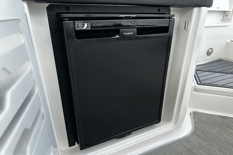 Slide: The Image of Sea Ray 310 SLX 2021 - 17