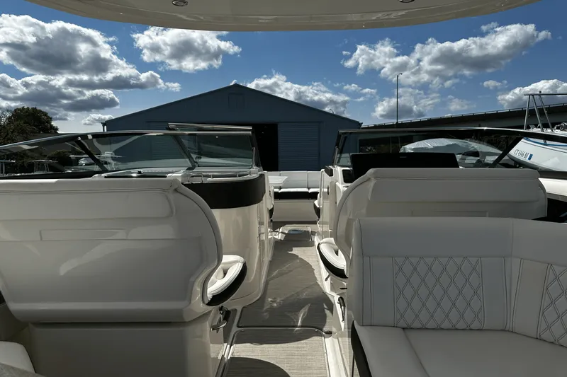 Slide: The Image of Sea Ray 310 SLX 2021 - 19