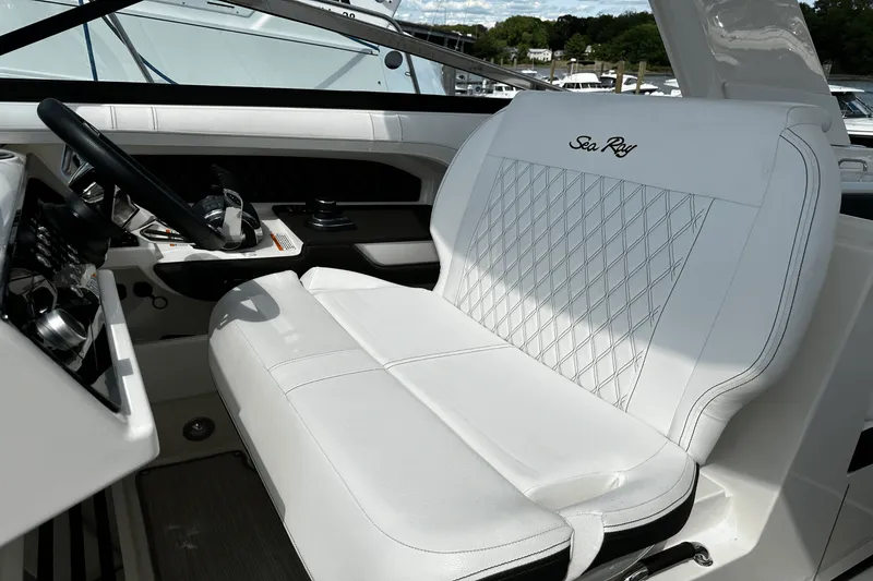 Slide: The Image of Sea Ray 310 SLX 2021 - 22