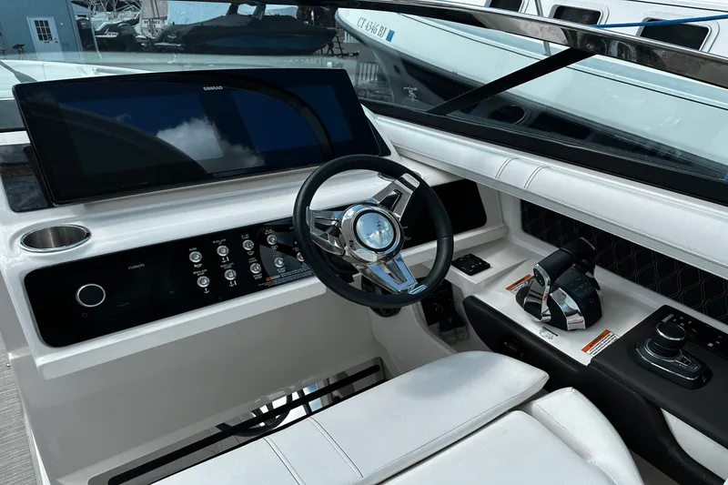 Slide: The Image of Sea Ray 310 SLX 2021 - 23