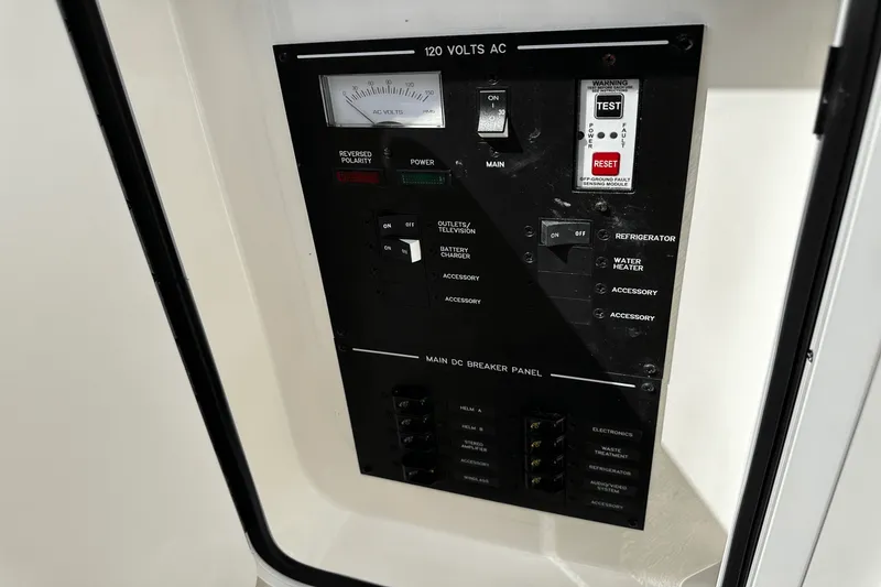 Slide: The Image of Sea Ray 310 SLX 2021 - 26