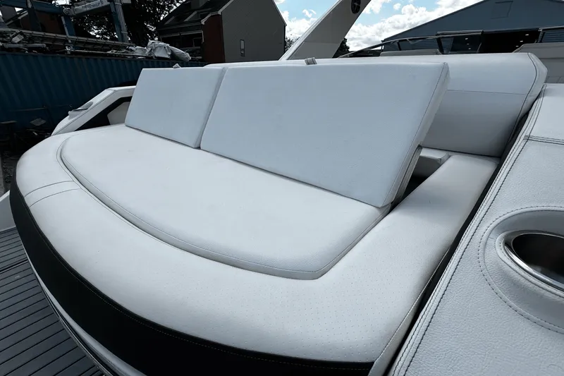 Slide: The Image of Sea Ray 310 SLX 2021 - 8