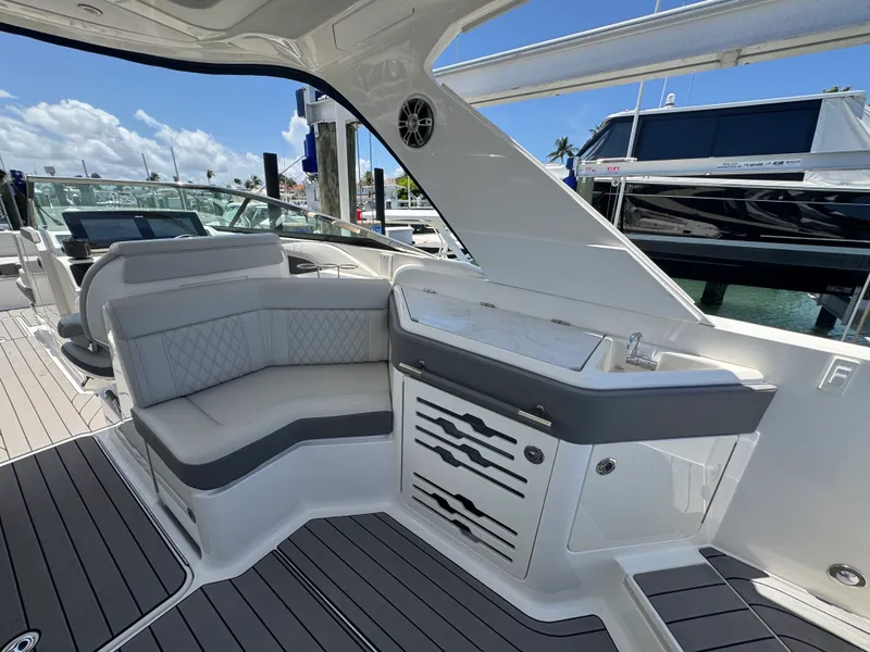 Slide: The Image of Sea Ray 310 SLX OB 2022 - 28