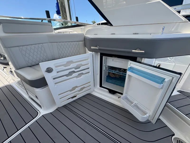 Slide: The Image of Sea Ray 310 SLX OB 2022 - 29