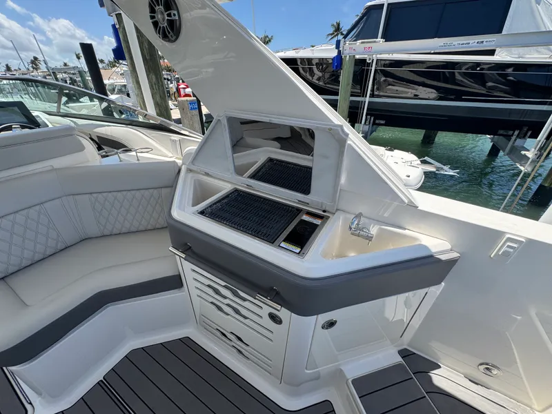 Slide: The Image of Sea Ray 310 SLX OB 2022 - 30