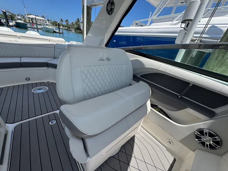 Slide: The Image of Sea Ray 310 SLX OB 2022 - 33
