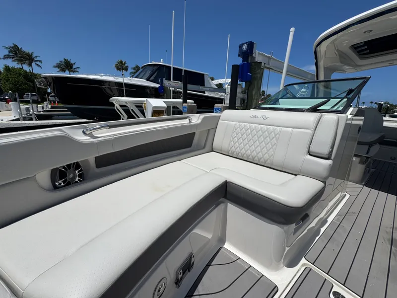 Slide: The Image of Sea Ray 310 SLX OB 2022 - 43