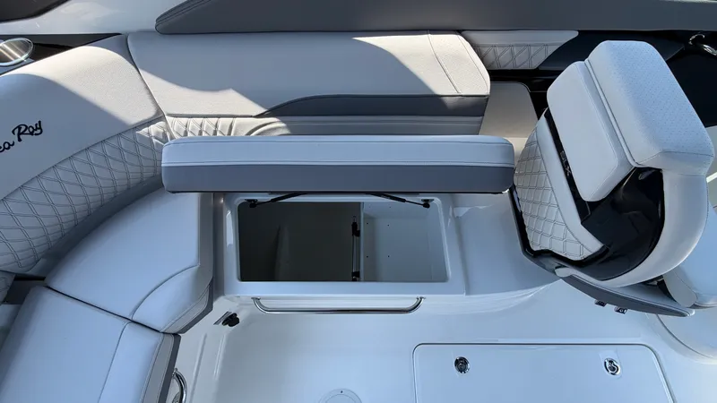 Slide: The Image of Sea Ray SLX 260 Outboard 2026 - 22