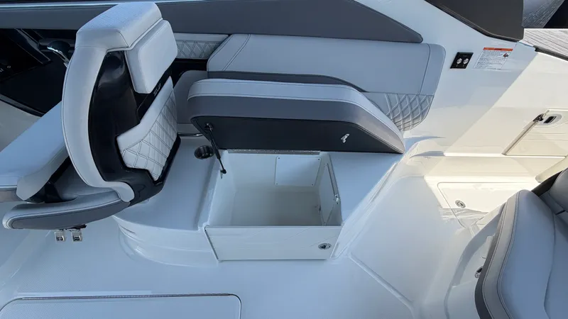 Slide: The Image of Sea Ray SLX 260 Outboard 2026 - 23