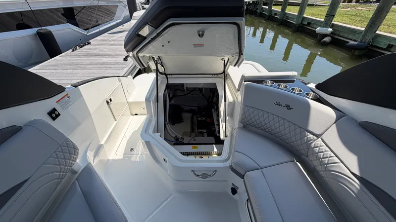 Slide: The Image of Sea Ray SLX 260 Outboard 2026 - 19