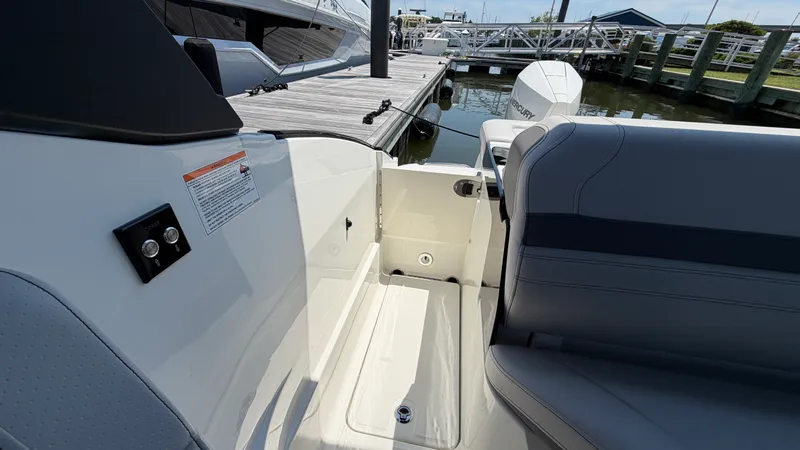 Slide: The Image of Sea Ray SLX 260 Outboard 2026 - 16
